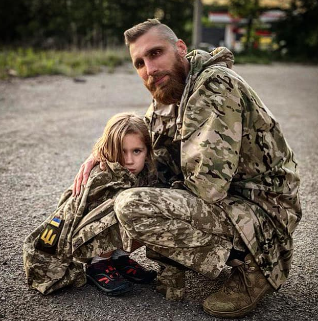 &quot;Пишу от имени тысяч военных&quot;. Что известно о бойце ВСУ и поэте Павле Вышебабе